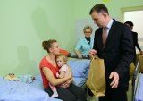 Prezydent Krzysztof Chojniak odwiedził dzieci na pediatrii w szpitalu przy ul. Roosevelta w Piotrkowie