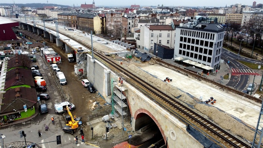 W centrum Krakowa trwa budowa nowych estakad kolejowych z...