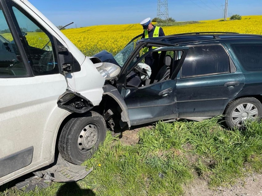 Poważny wypadek w Dębieńcu pod Grudziądzem. W zderzeniu busa...