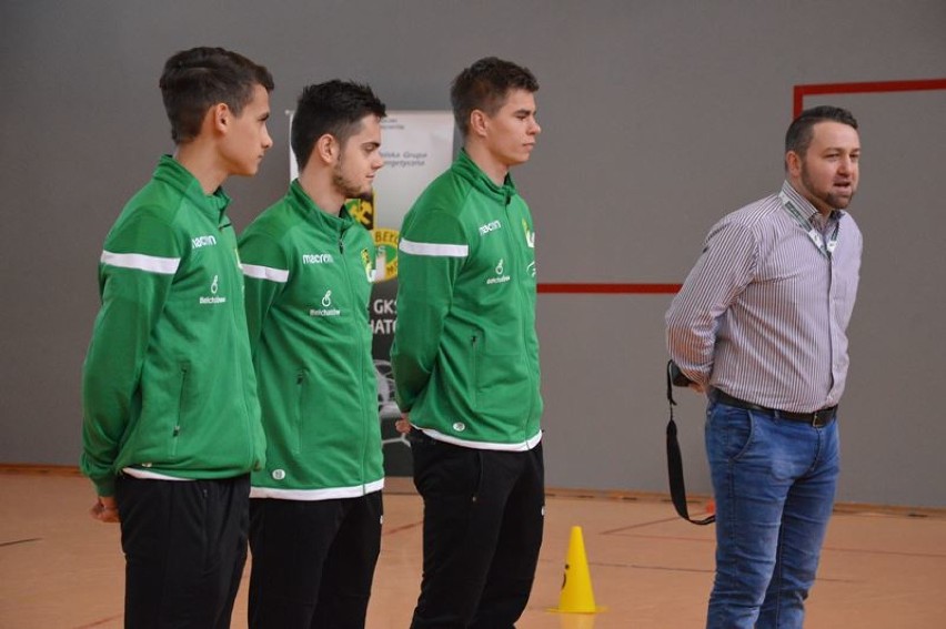 Piłkarze PGE GKS Bełchatów trenowali uczniów "trójki"