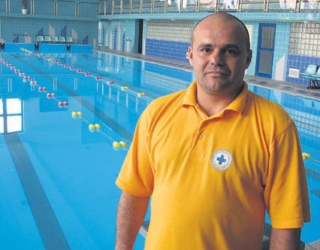 Dla Tomasza Juszczyka, ratownika WOPR pracującego na basenie w Gimnazjum nr 3 przejęcie basenu nie ma większego znaczenia. Nadal będzie tu prowadził zajęcia z dziećmi.