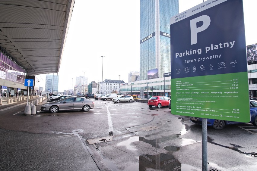 Parking przy Dworcu Centrum już działa. PKP SA wprowadza nowe zasady