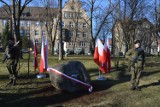 Przed liceum w Żaganiu stanął kamień z tablicą poświęconą Armii Krajowej, w 80 rocznicę powstania polskiej armii podziemnej