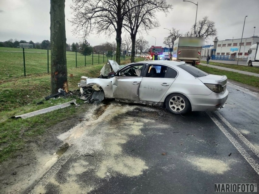 Wypadek w Namysłowie. BMW zniszczone po uderzeniu w drzewo. Kierowca został ranny