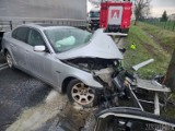 BMW zniszczone po uderzeniu w drzewo. Kierowca został ranny