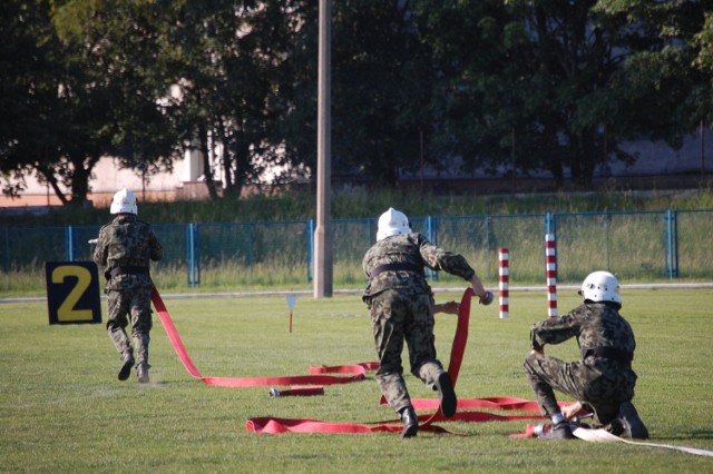 Na boisku wiejskim w Górkach przeprowadzono w sobotę trzy konkurencje: musztrę, sztafetę pożarniczą  z przeszkodami i ćwiczenie bojowe.