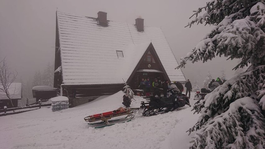 Tragedia w Beskidach. Młody turysta zmarł w pobliżu schroniska.