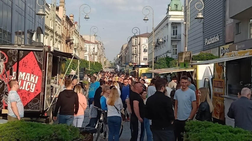 Ostatni w tym sezonie zlot food trucków w Kielcach. Street Food Polska Festival to pyszne jedzenie z całego świata. Zobacz film