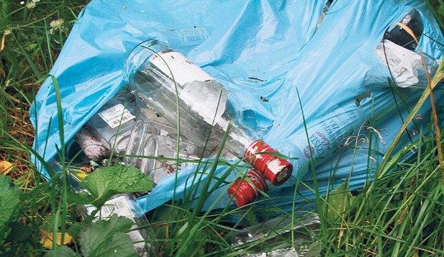 Niektórzy łodzianie śmieci podrzucają do Lasu Łagiewnickiego