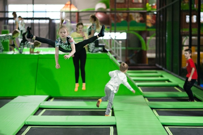 FlySky - park rozrywki w Kielcach. Łączy zabawę na trampolinach z placem zabaw