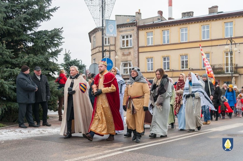 Orszak Trzech Króli w Pelplinie: od urzędu do Bazyliki Katedralnej [ZDJĘCIA]