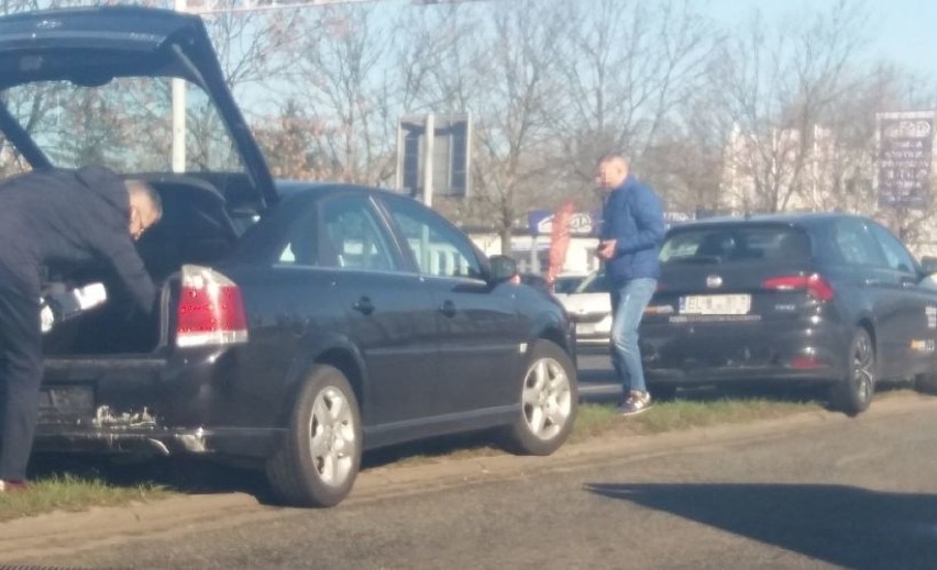 Wypadek na al. Jana Pawła w Łodzi. Zderzył się 3 samochody. Korki!