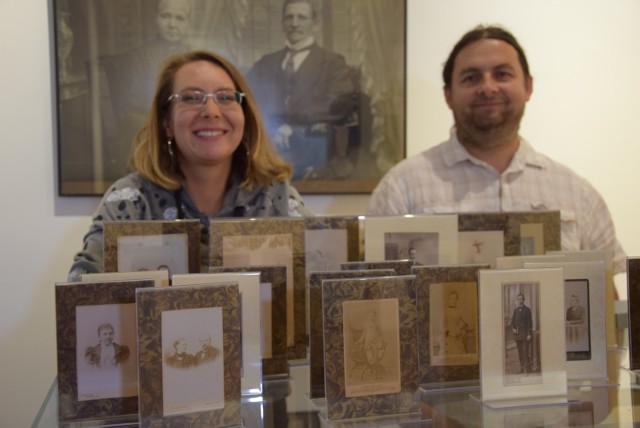 Otwarcie wystawy "Dawne zielonogórskie atelier fotograficzne 1858-1945" w Muzeum Ziemi Lubuskiej w środę, 11 września o godz. 17.00. Na zdjęciu kuratorzy wystawy: dr Alina Polak-Woźniak, dr Bartłomiej Gruszka.