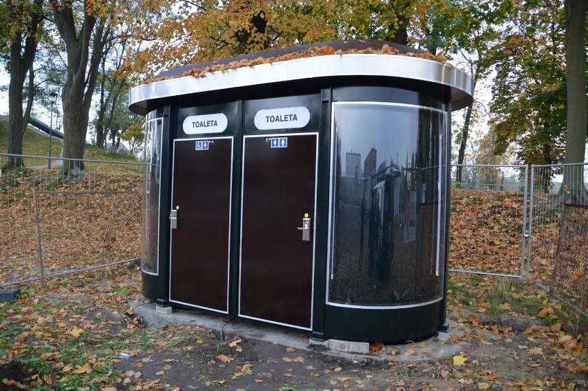 Toalety na miejskim targowisku w Rawiczu