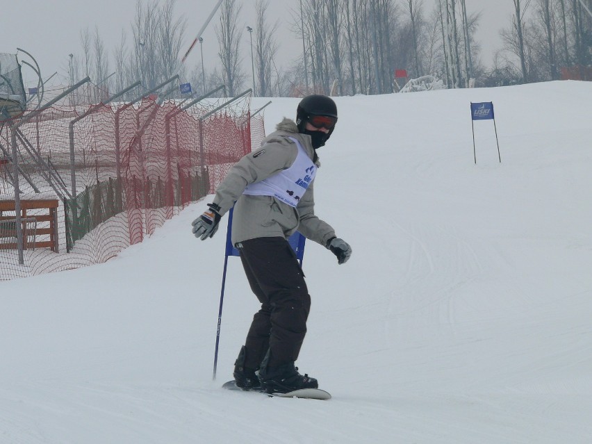 Uczniowie ścigają się na nartach