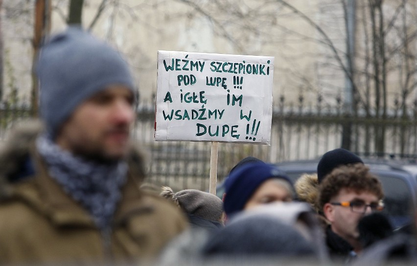 Kilkadziesiąt osób protestowało w obronie lekarzy, którzy...