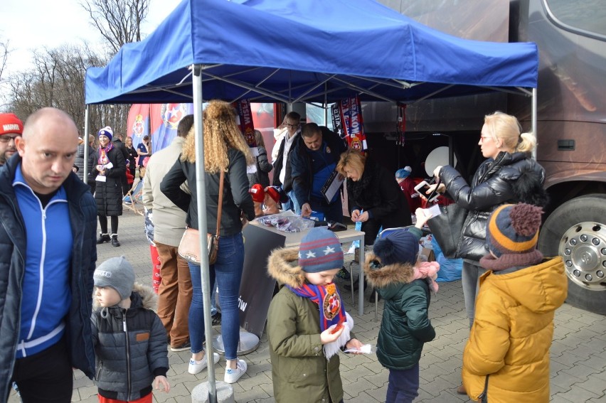 Wisła Kraków. „Nigdy nie zginie”, czyli wiślacka Smoczyca z wizytą w Bochni [ZDJĘCIA]