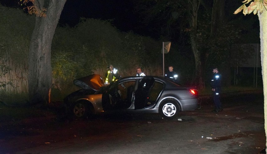 BMW uderzyło w drzewo w Stargardzie. 18-latek stracił panowanie nad autem. Dwie osoby ciężko ranne 