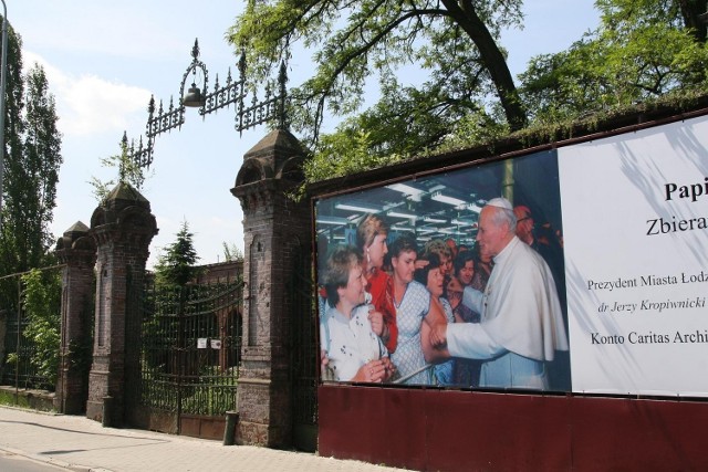 Stara tkalnia straszy dziś pustymi halami i zrujnowanymi murami. O historycznej wizycie w Łodzi przypomina jedynie plakat.