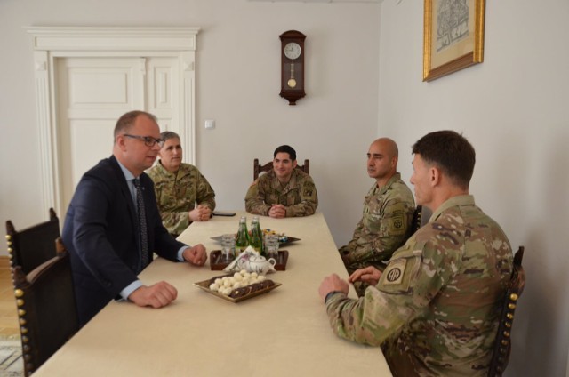 Prezydent Przemyśla podczas spotkania z amrykańskimi żołnierzami.