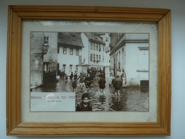 stara fotografia pokazująca powódź 1903 roku.