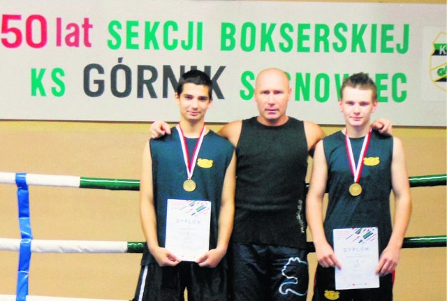 Igor Porębski (z lewej) i Damian Wyględacz z trenerem Arturem Barwińskim