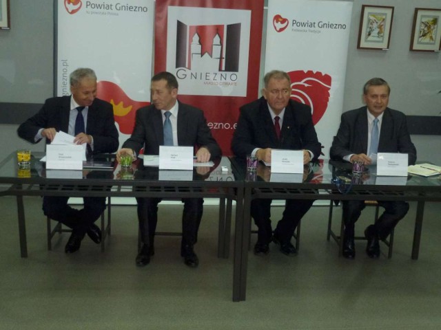 Od lewej: senator Piotr Gruszczyński, starosta Dariusz Pilak, prezydent Jacek Kowalski oraz poseł Tadeusz Tomaszewski.