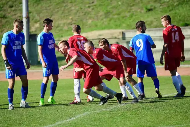 Grom (na czerwono) w sobotę uległ u siebie Sokołowi Radomin, kolejny rywal Sportis Łochowo to jeszcze wyższa półka