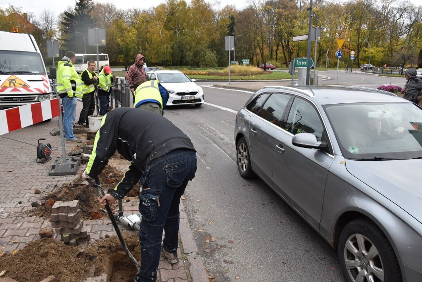 Ul. Wyszyńskiego. Po przesunięciu przejścia dla pieszych montowane są barierki. Prace mają potrwać tylko jeden dzień - 5 listopada 2021 roku