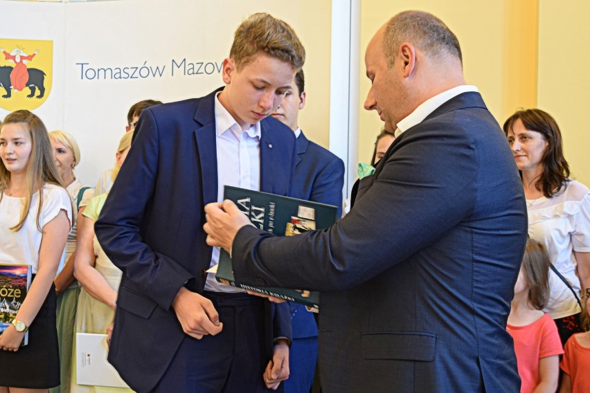 Najlepsi uczniowie szkół podstawowych i gimnazjów w Tomaszowie Maz. docenieni przez prezydenta