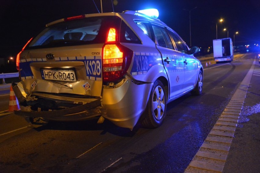 Pijany mieszkaniec Rzeszowa wjechał volkswagenem w policyjny radiowóz, gdy policjanci zabezpieczali wypadek