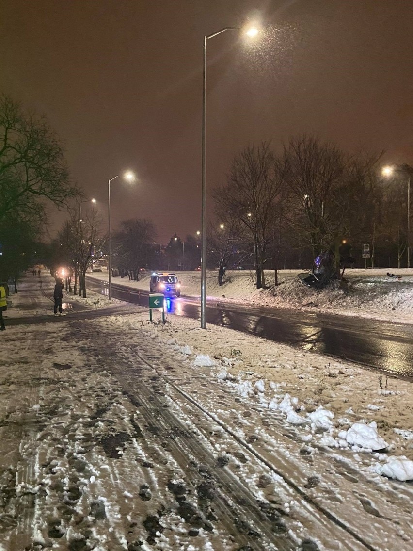 Kolizja na ul. 26 Kwietnia w Szczecinie. Samochód wbił się w drzewo. ZDJĘCIA - 3.01.2021