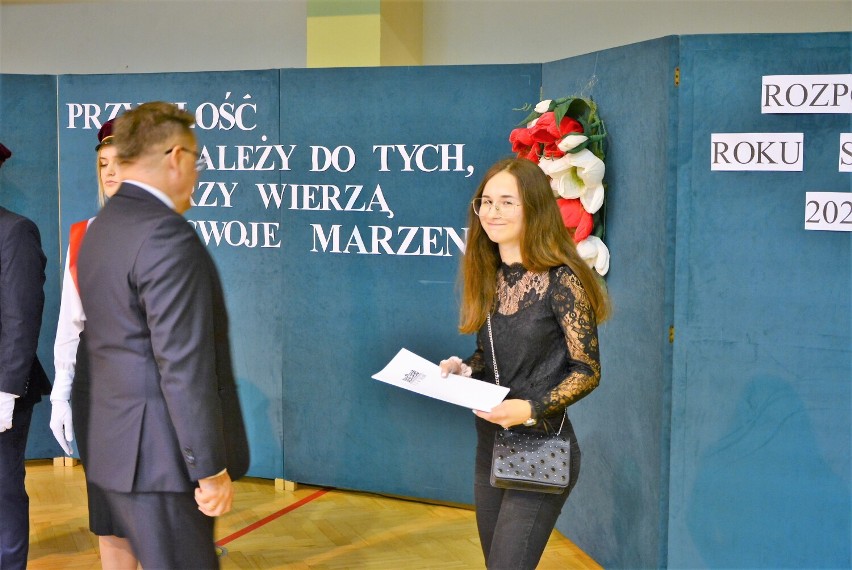 Uczniowie wrócili do szkół. Jak wyglądało rozpoczęcie roku szkolnego w II LO w Chełmie? Zobacz zdjęcia