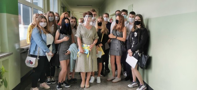 Koniec roku szkolnego 2020 w Jastrzębiu-Zdroju. Tak wyglądało rozdanie świadectw w czasach koronawirusa Zespole Szkół nr 2