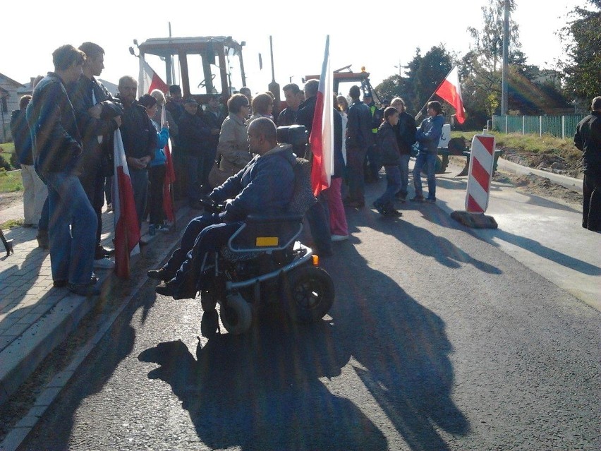 Dolsk: Protest  mieszkańców Małachowa i Księginek. Blokada drogi 434. Objazdy do Gostynia i Śremu