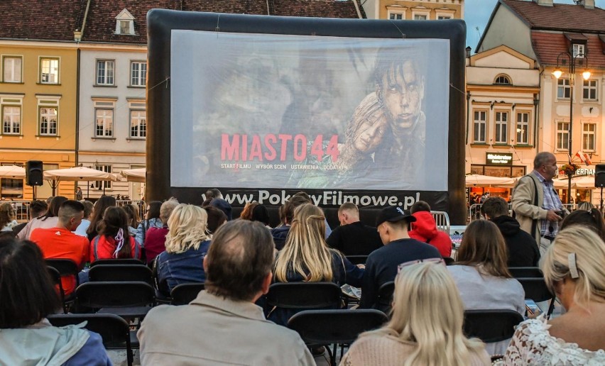 Pokaz filmu "Miasto 44" na Starym Rynku w Bydgoszczy