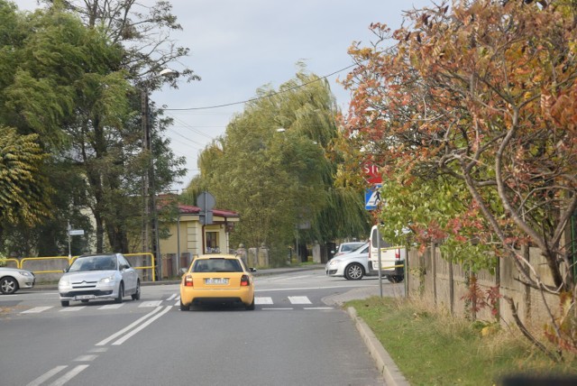 Mieszkańcy Sępólna, a zwłaszcza kierowcy, którzy codziennie mijają skrzyżowanie ulic Kościuszki, Popiełuszki i Odrodzenia przy DW 241, od dawna czekają na budowę ronda, które rozładuje ruch w godzinach szczytu