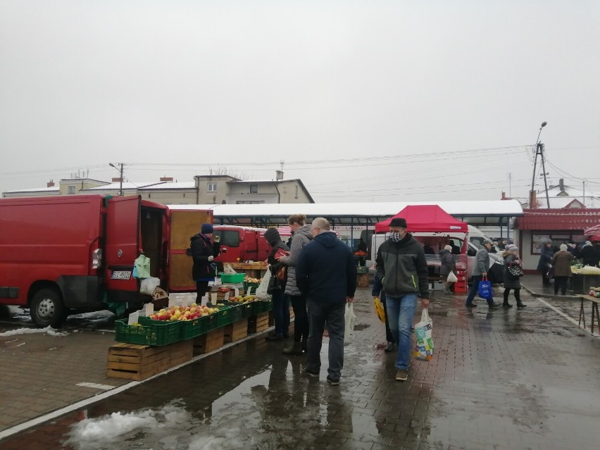 Śnieżny i mokry, sobotni poranek na targowisku miejskim w Skierniewicach