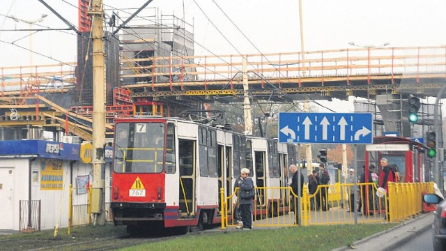 Z budową kładek kierowcy męczą się od października 2010 roku. Okazuje się, że inwestycja-tasiemiec zakończy się dopiero w maju. Zajmie niemal tyle czasu, co całkowita przebudowa ulicy Struga