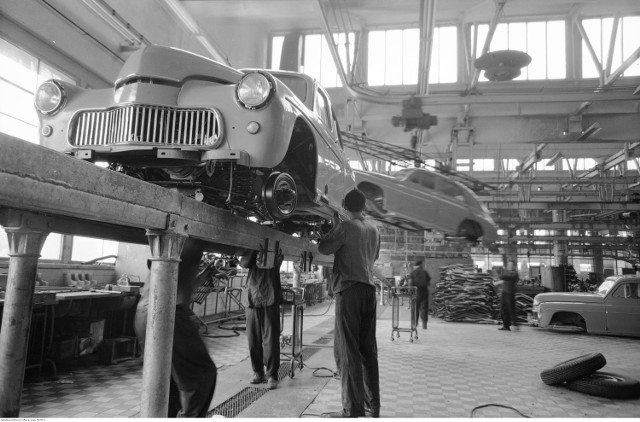 Tym razem kluczowa data – 22 lipca – została wykorzystana nie na końcu, a na początku inwestycji. Umowę na produkcję samochodu GAZ-M20 Pobieda (później znany jako FSO Warszawa) podpisano 22 lipca 1950 roku. Rok później prace na Żeraniu trwały w najlepsze, a 5 listopada 1951 roku z linii produkcyjnej zjechał pierwszy samochód. 

Fabryka FSO na Żeraniu była jednym z największych zakładów pracy w stolicy. Produkowano to kultową Syrenkę, Warszawę, Malucha czy Poloneza. Każdego roku z zakładu wyjeżdżały dziesiątki tysięcy aut. FSO była samodzielnym miasteczkiem z walcowniami, taśmami produkcyjnymi, stacją kolejową i torem doświadczalnym. Była to pierwsza w Polsce Fabryka Samochodów Osobowych.

