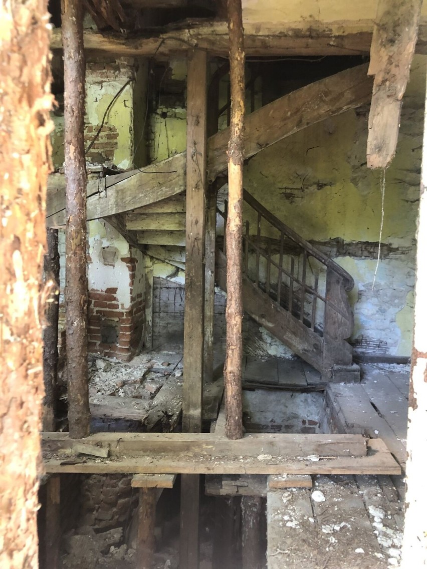 Drewniany dworek na Ursynowie popada w ruinę. Jest grzywna dla właściciela za zaniedbanie zabytku