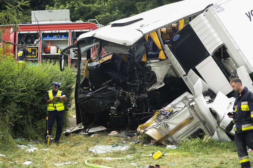 Wypadek w Tenczynie na zakopiance. Tragiczne zderzenie tira z autobusem pełnym dzieci 