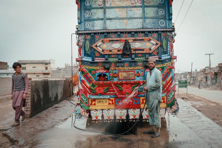 Malbork. Podróż starą karetką przez świat. Kolejna relacja z Pakistanu (odc. 9): Wśród malarzy "jingle trucks" i zapaśników kushti