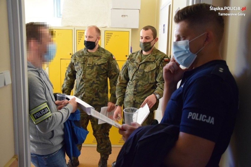Policjanci i żołnierze oddali krew dla komendanta policji z Radomska ZDJĘCIA