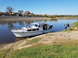 Niski stan wody w rzece Warcie utrudnia życie motorowodniakom - niedawno jeden z nich utknął w Sierakowie