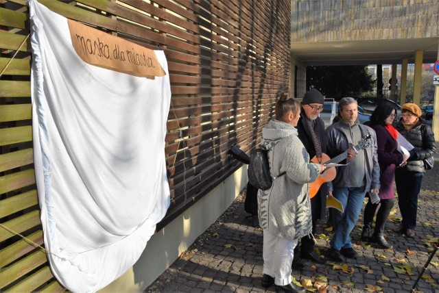 Opolski Alarm Smogowy - konferencja w sprawie wniosku o rezolucję do rządu oraz o inicjatywie rozmieszczania dużych masek na terenie miasta