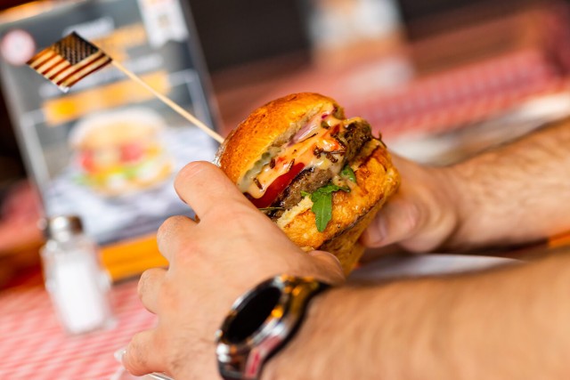 Popularna sieć restauracji wprowadziła do oferty burgery z jadalnymi owadami