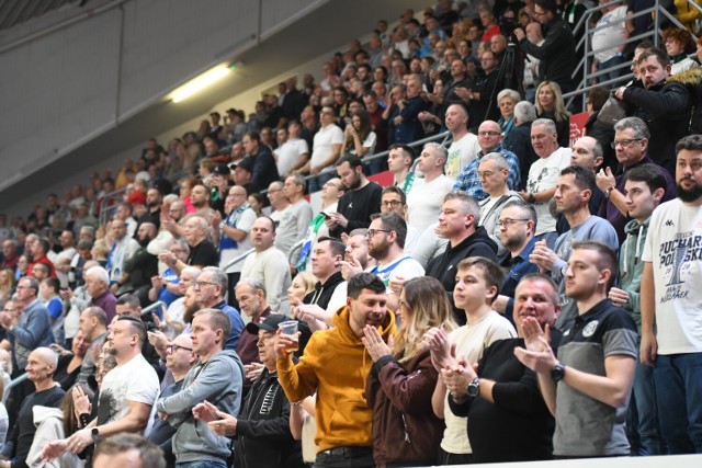 Kibice i cheerleaderki podczas meczu Anwil - Spójnia (10.12.2023)