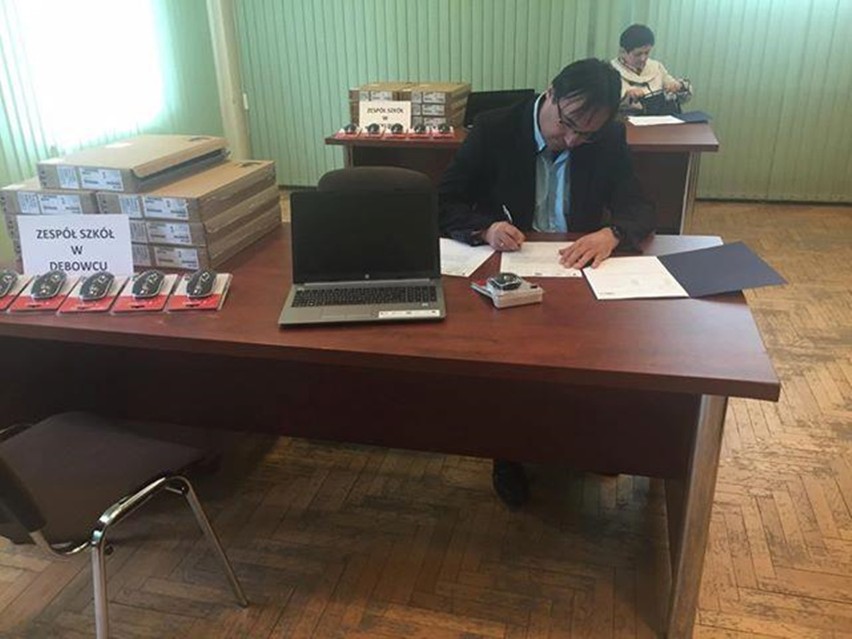 Nowe laptopy  trafiły do szkół z gminy Dębowiec. Wartość sprzętu to ponad 60 tysięcy złotych! [FOTO]