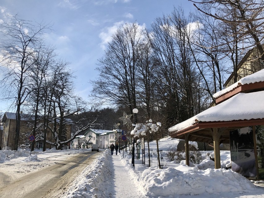 Zima w Iwoniczu-Zdroju tworzy malownicze pejzaże. Zapraszamy na spacer po zaśnieżonym uzdrowisku [ZDJĘCIA]